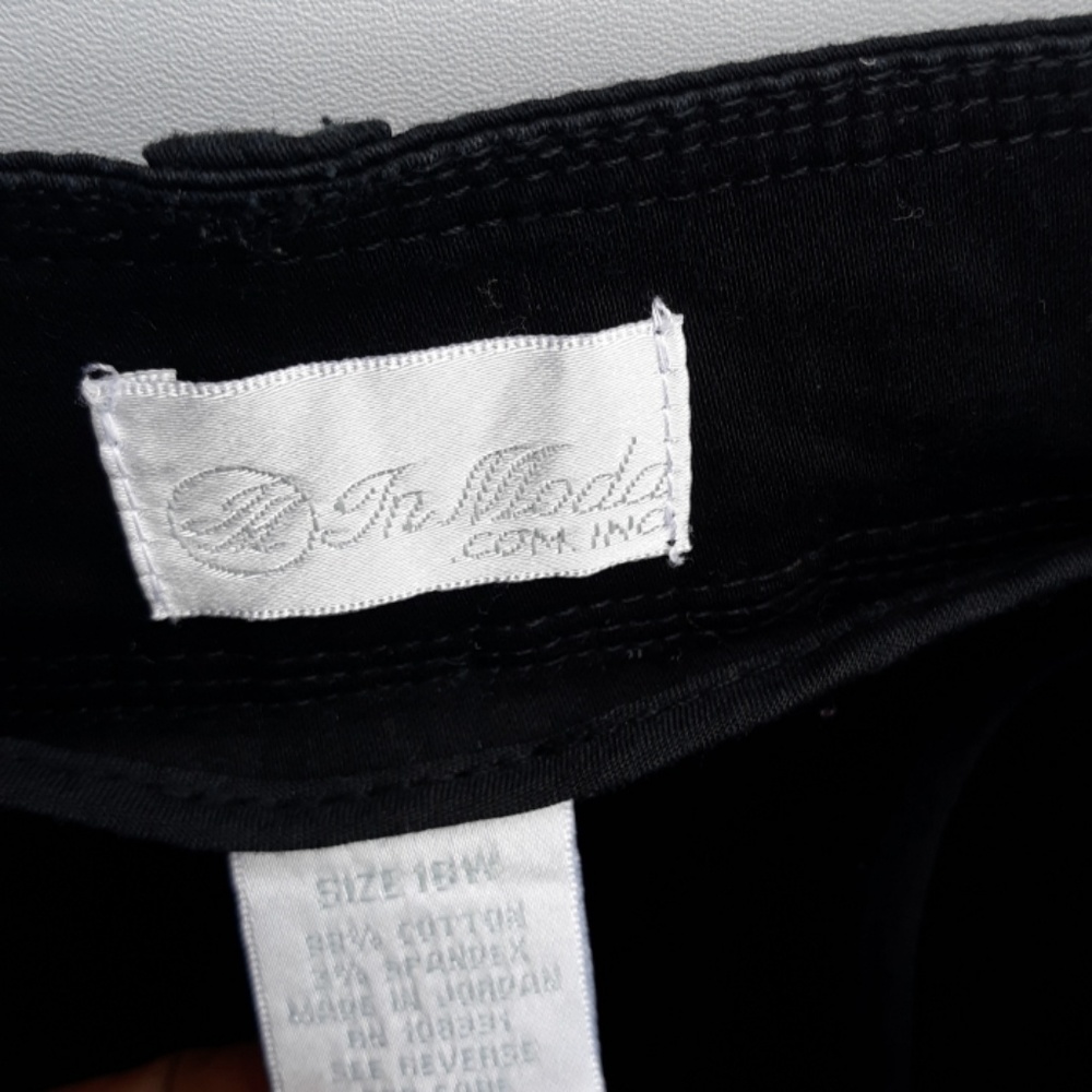 Black 16W In Moda.Com Shorts. - Picture 4 of 4